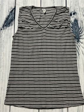 kate quinn Sleeveless V-Neck Ruffle Top Size M